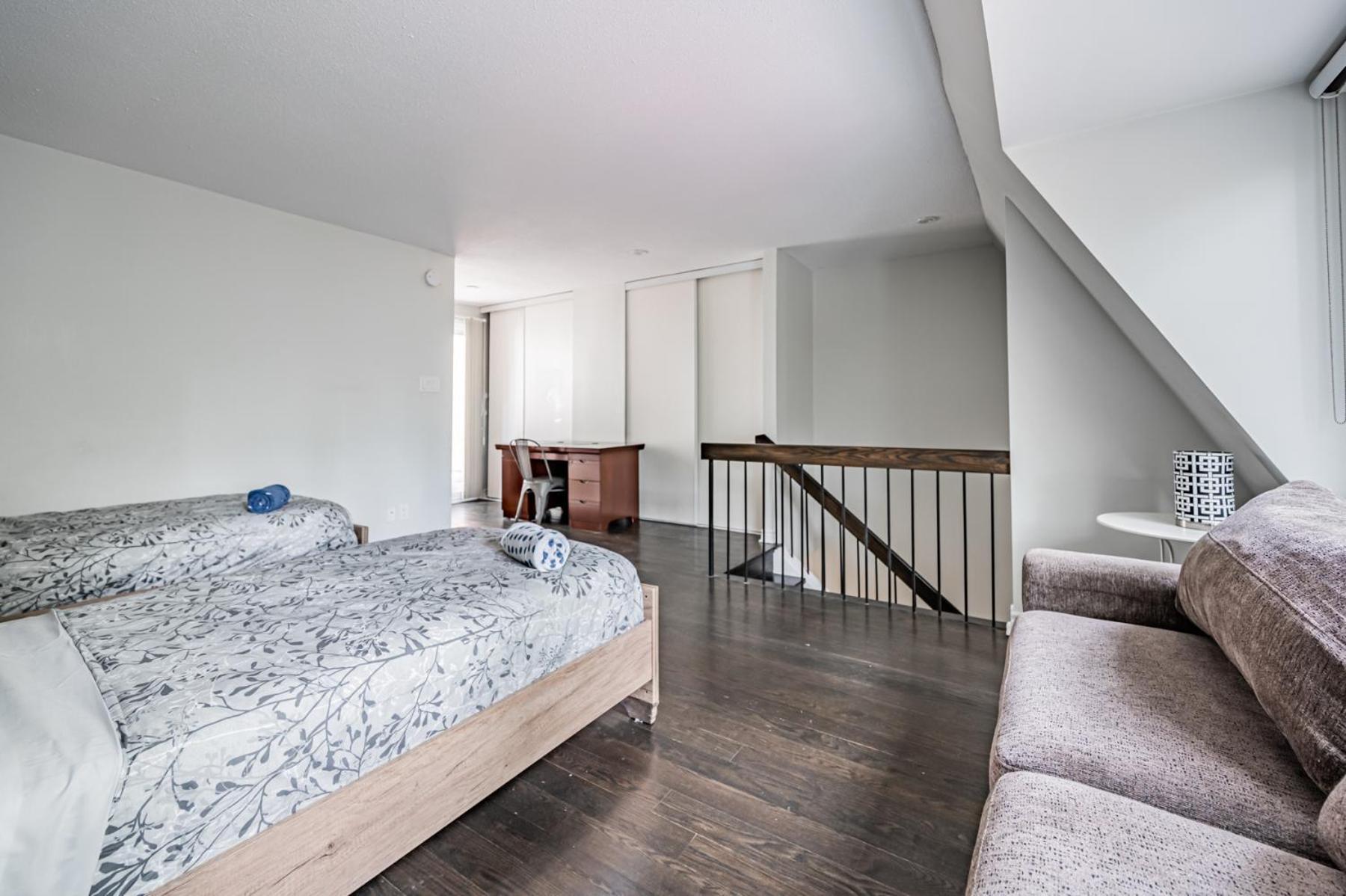 Parking! 5br House! 10min Walk To Eaton Center! 7min Walk To Yongedundas Subway Station! Toronto