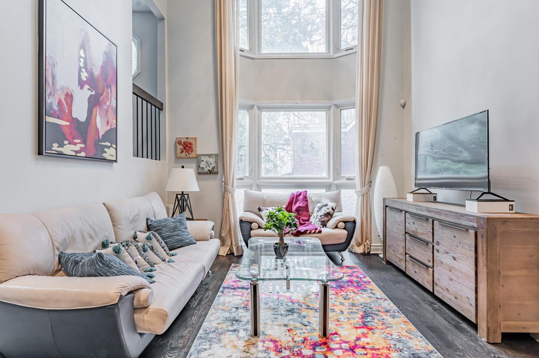 Parking! 5br House! 10min Walk To Eaton Center! 7min Walk To Yongedundas Subway Station!