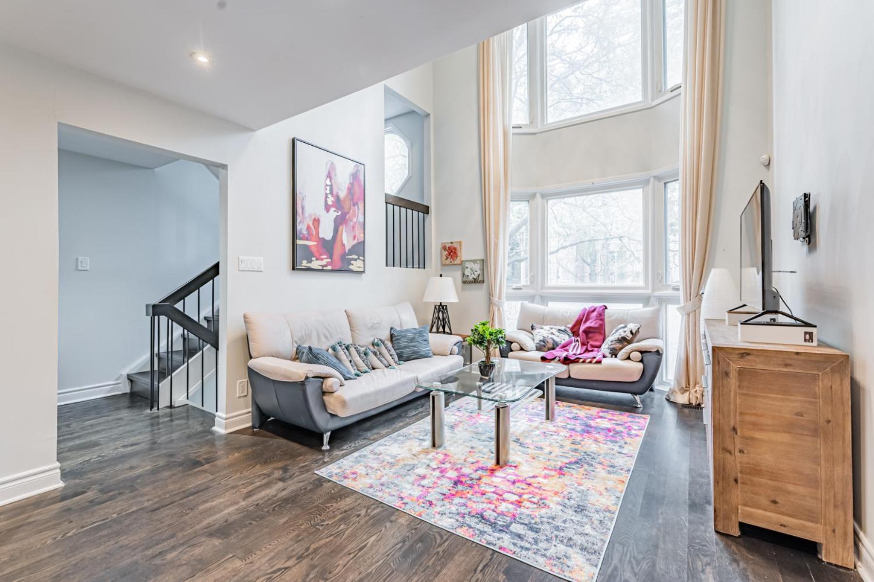 Villa Parking! 5br House! 10min Walk To Eaton Center! 7min Walk To Yongedundas Subway Station!