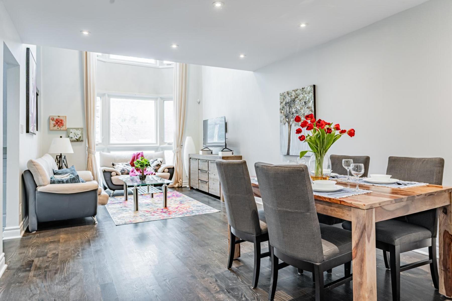 Villa Parking! 5br House! 10min Walk To Eaton Center! 7min Walk To Yongedundas Subway Station! Toronto