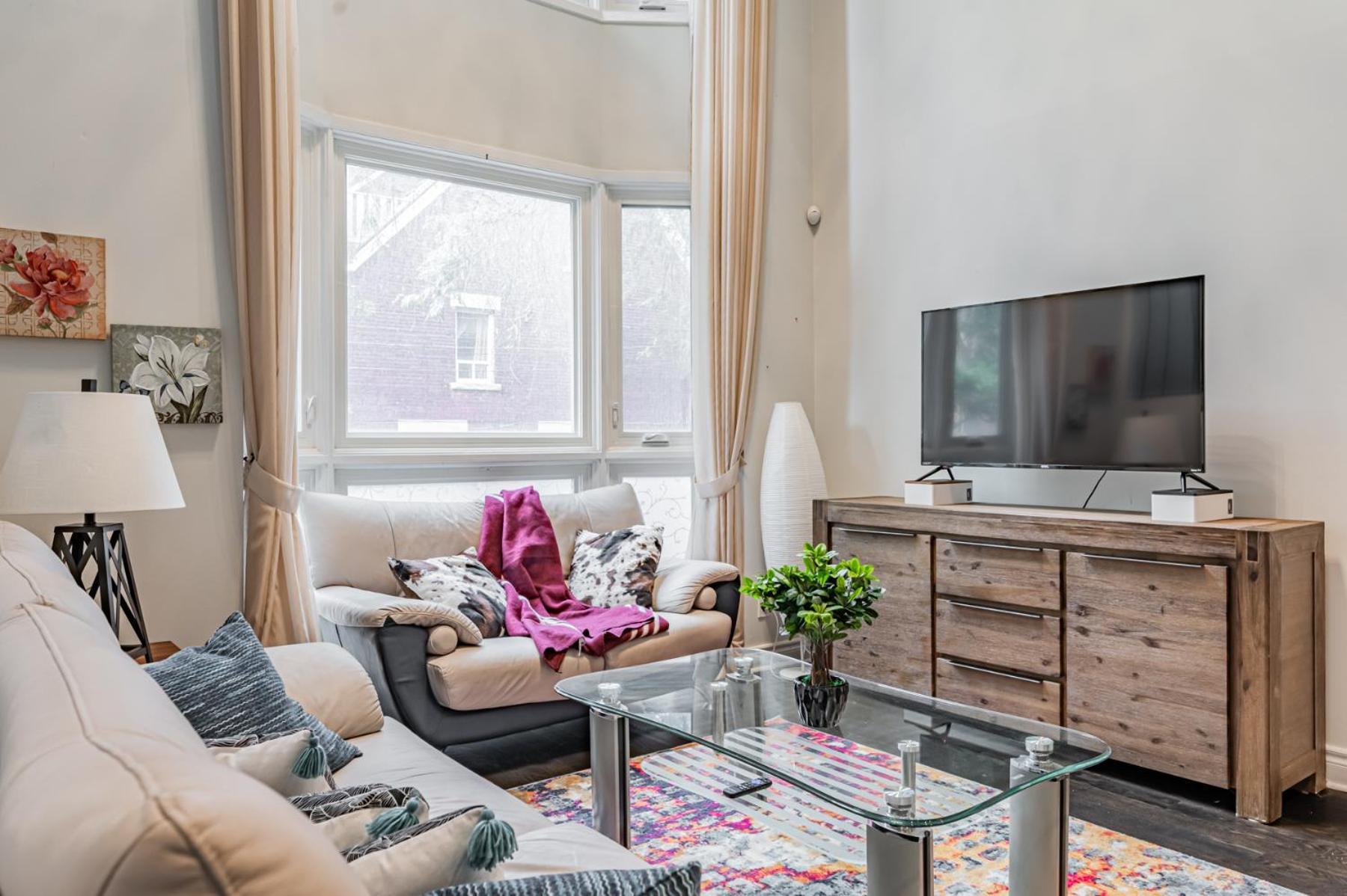 Parking! 5br House! 10min Walk To Eaton Center! 7min Walk To Yongedundas Subway Station! Toronto