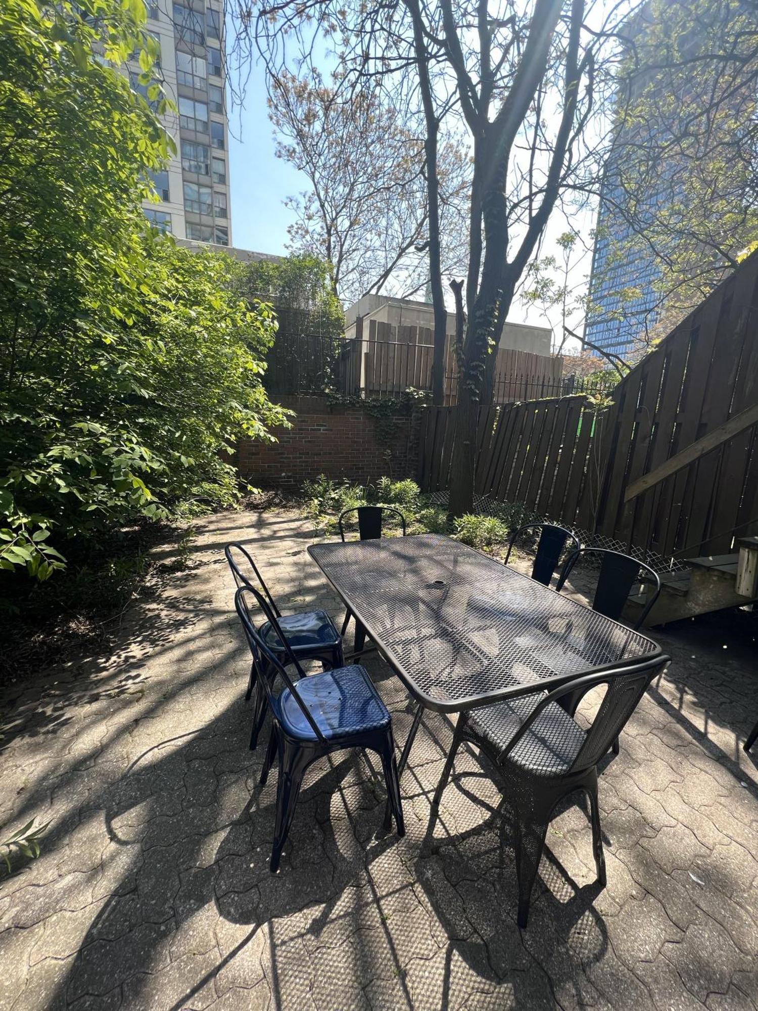 Villa Parking! 5br House! 10min Walk To Eaton Center! 7min Walk To Yongedundas Subway Station!