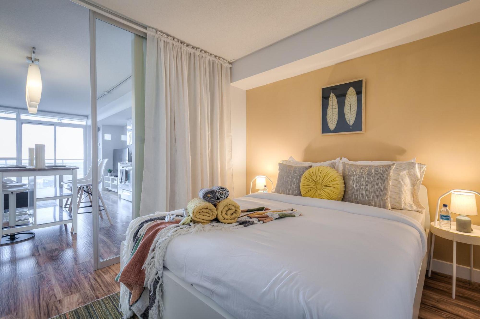 Elegant 1br Den Downtown - Sleep 6 Apartment *