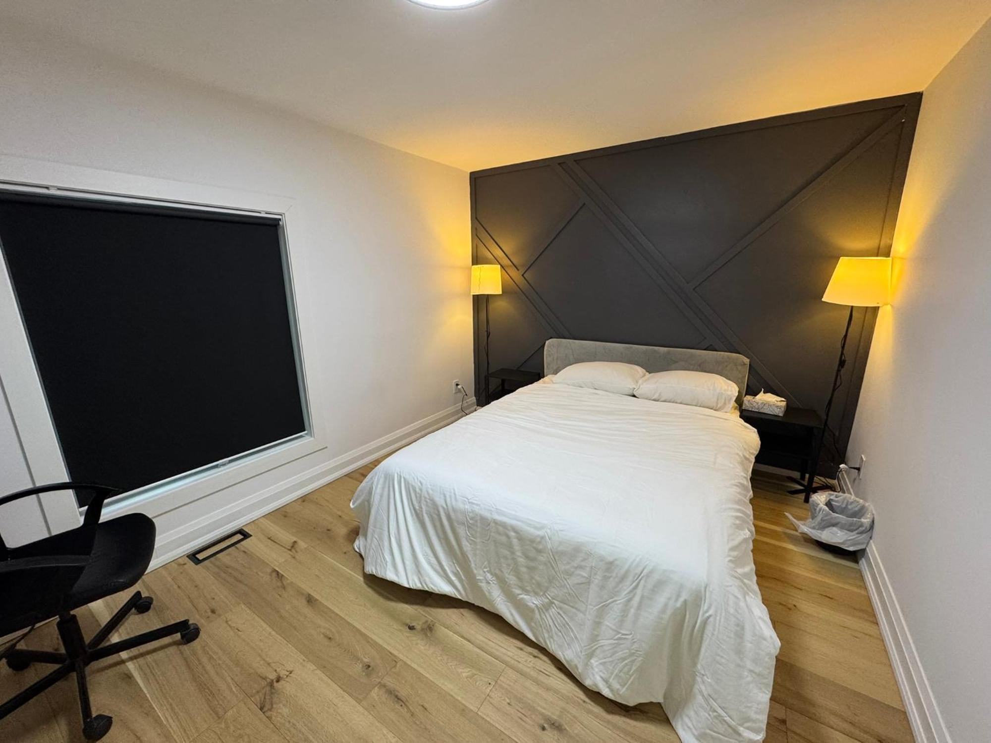 Spacious Room2, Airport, Free Pkg, Sep Entrance, New Renovation, Shared Bathroom * Toronto