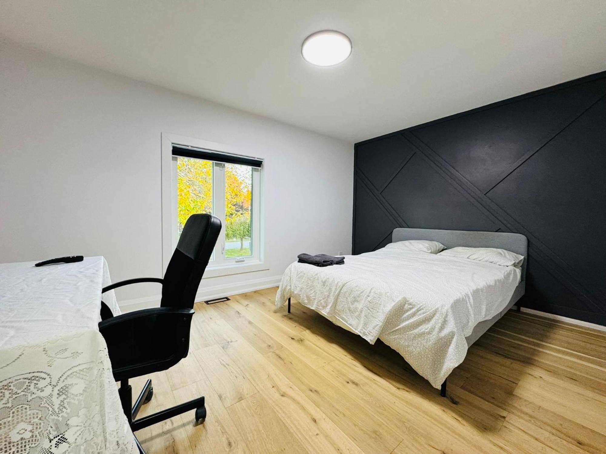 Spacious Room2, Airport, Free Pkg, Sep Entrance, New Renovation, Shared Bathroom * Toronto