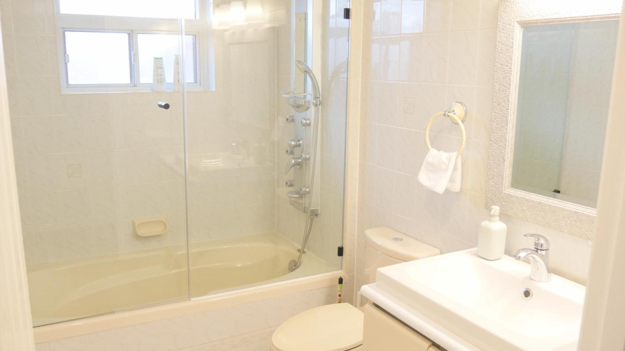 Richview Gardens Suite, 3-bdr Apartment