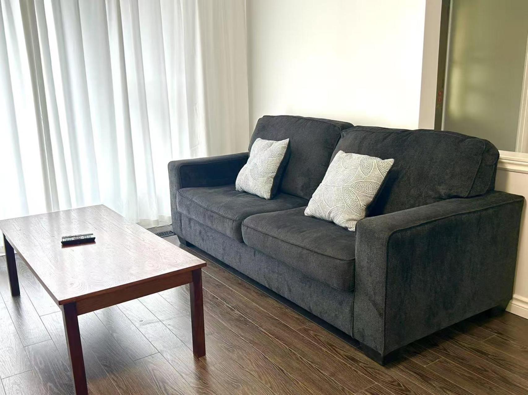 Finch Subway With Desk Light Queen Bed Near 401 Guest house Toronto