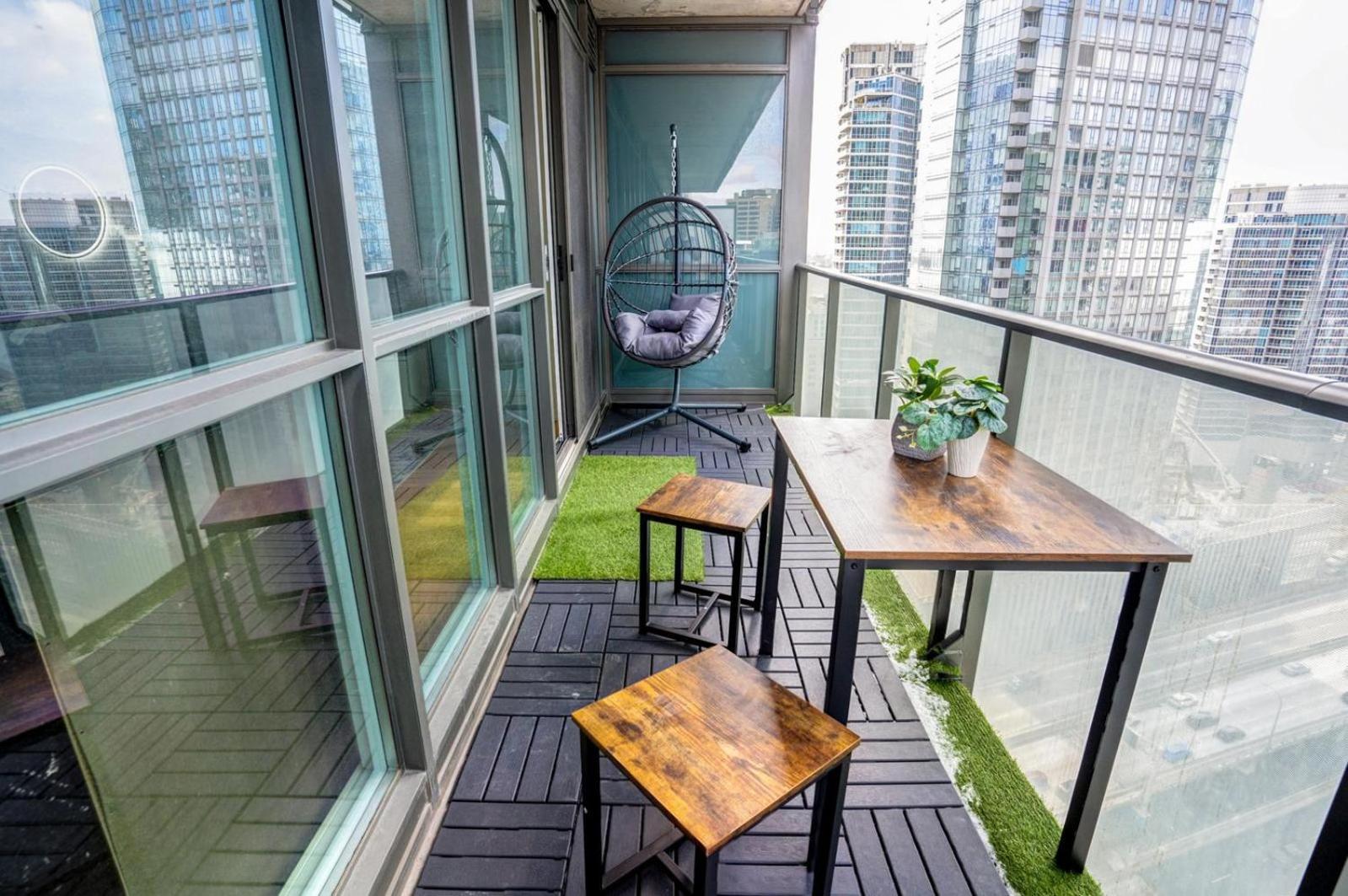 Spacious Next To Cn Tower Toronto