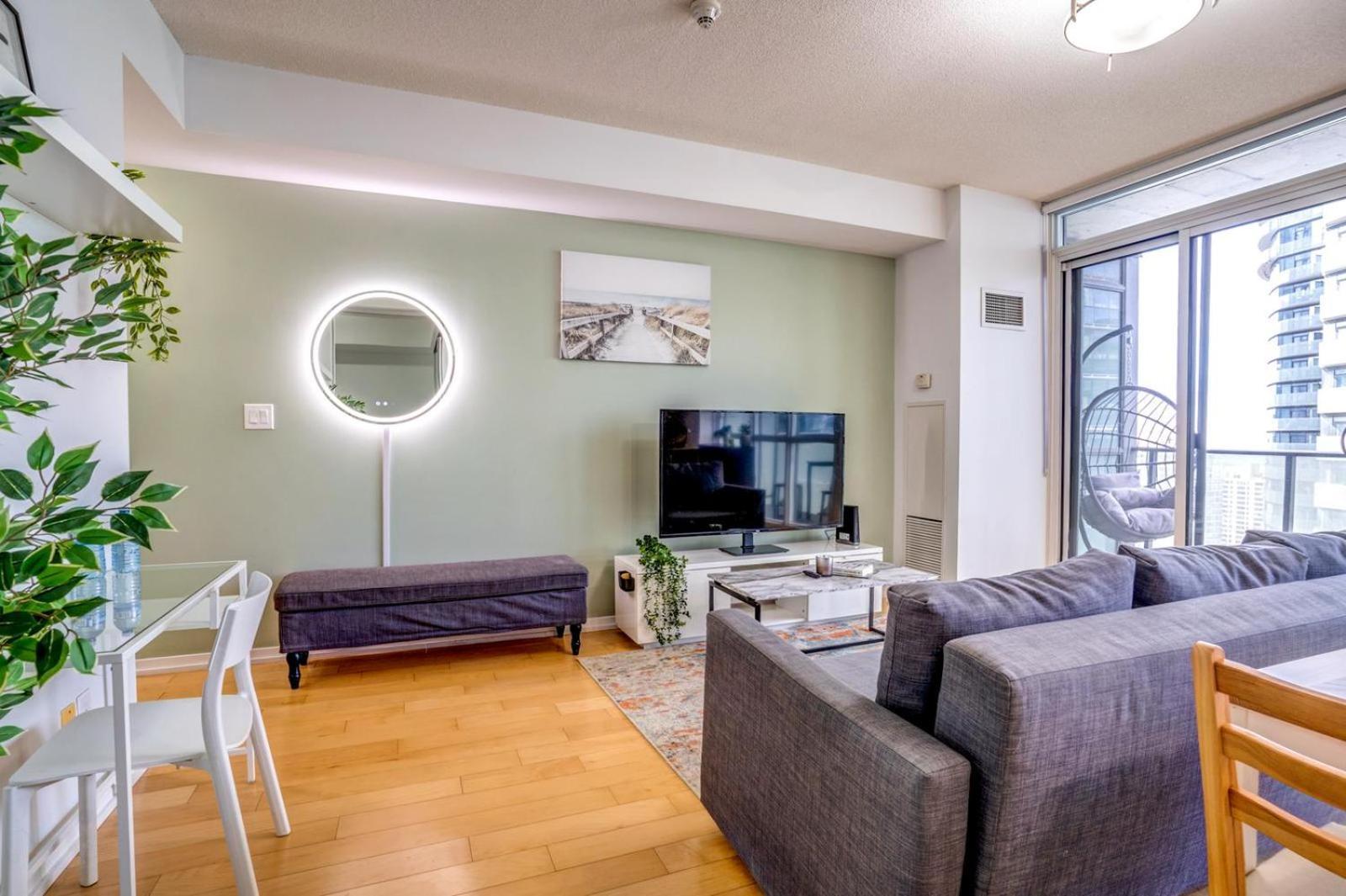 Spacious Next To Cn Tower *