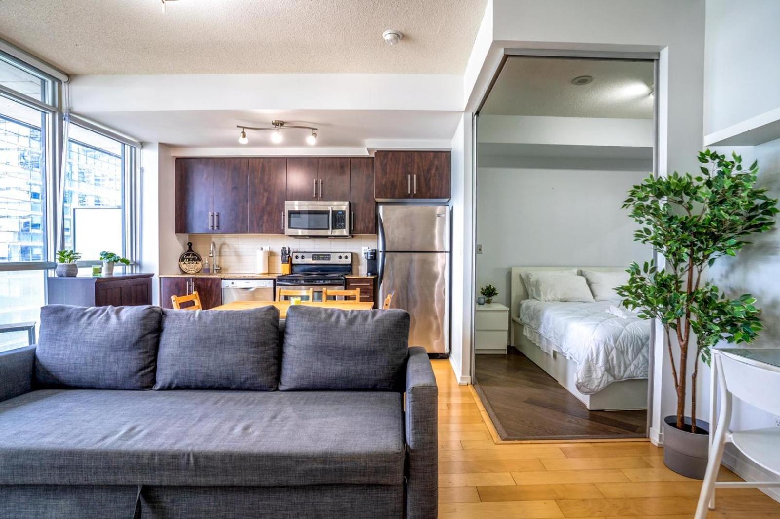Spacious Next To Cn Tower Apartment