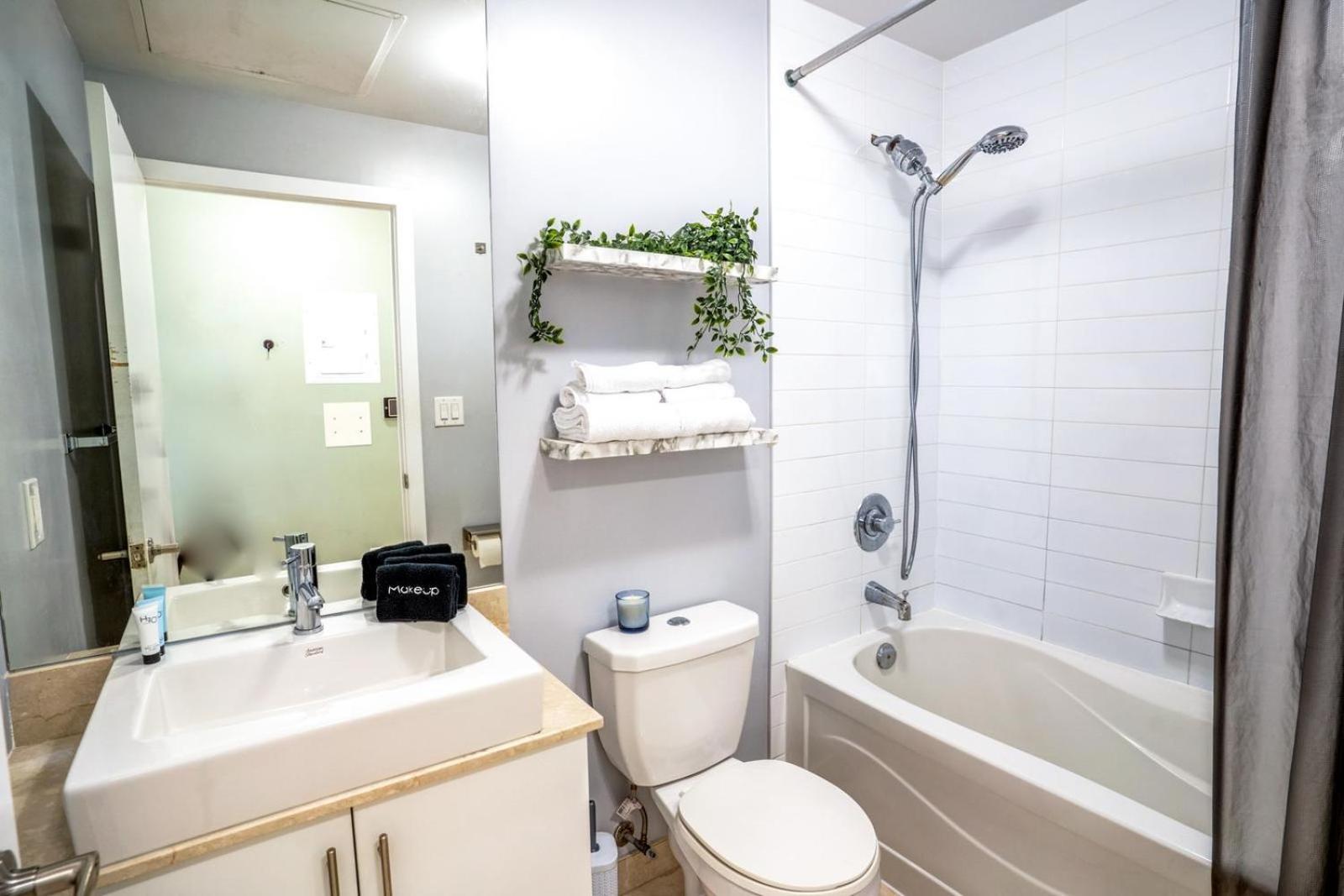 Spacious Next To Cn Tower Apartment *