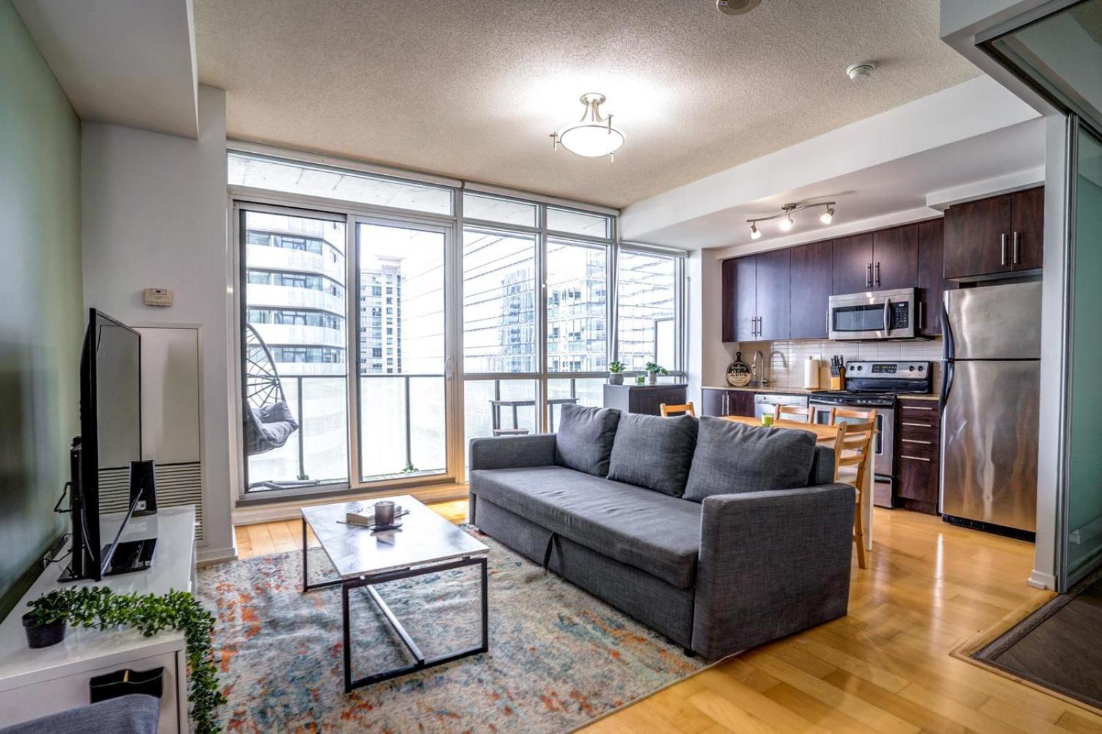 Spacious Next To Cn Tower Apartment