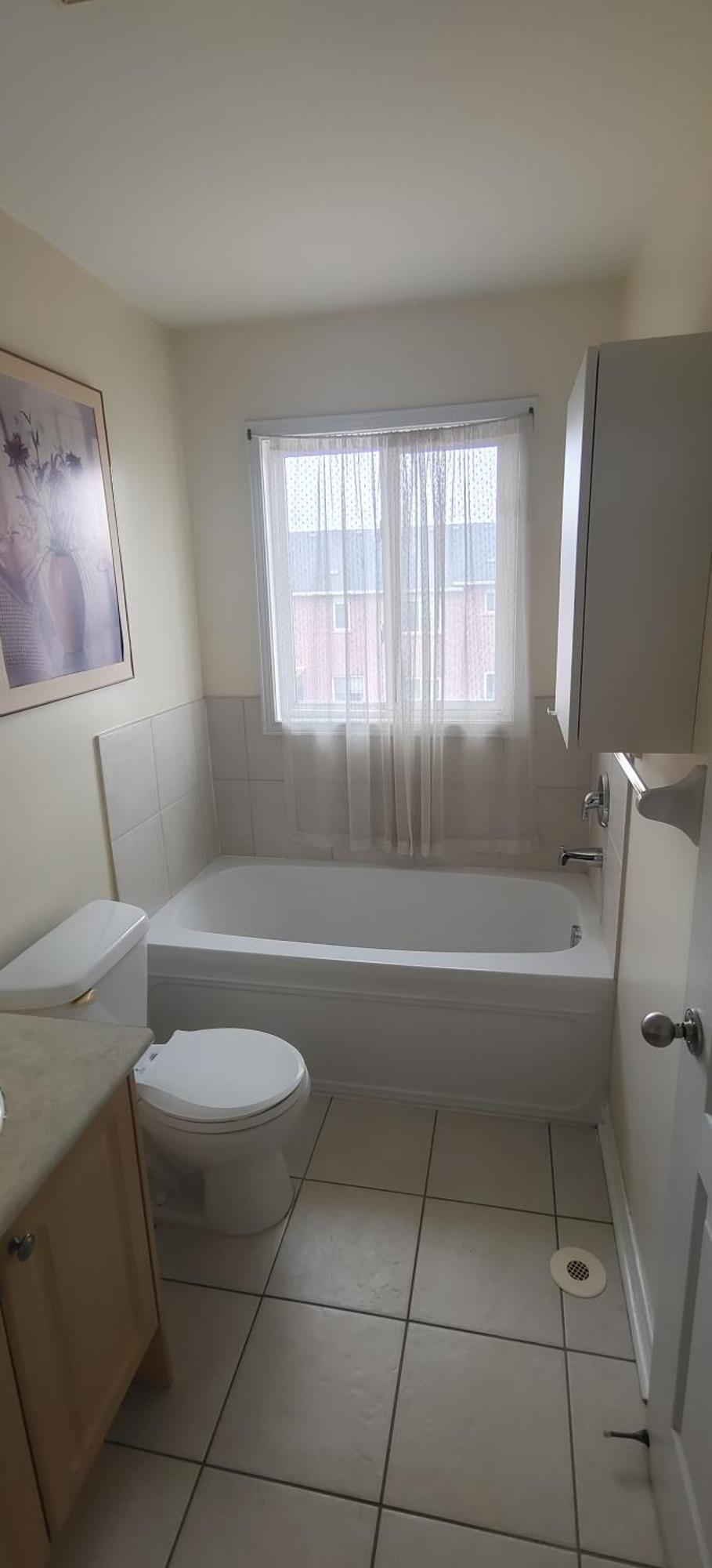 Cosy In With High Speed Internet- Close To Centre * Toronto