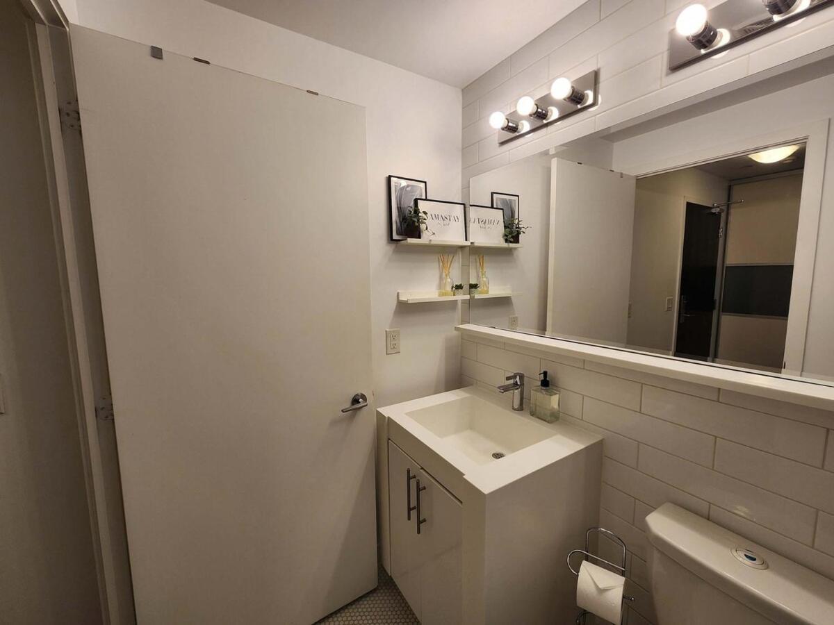 Queen St West Haven - Modern Loft, Downtown Toronto, Free Parking * Toronto