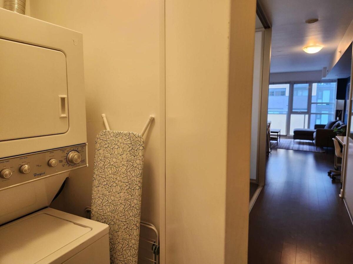Queen St West Haven - Modern Loft, Downtown Toronto, Free Parking Apartment