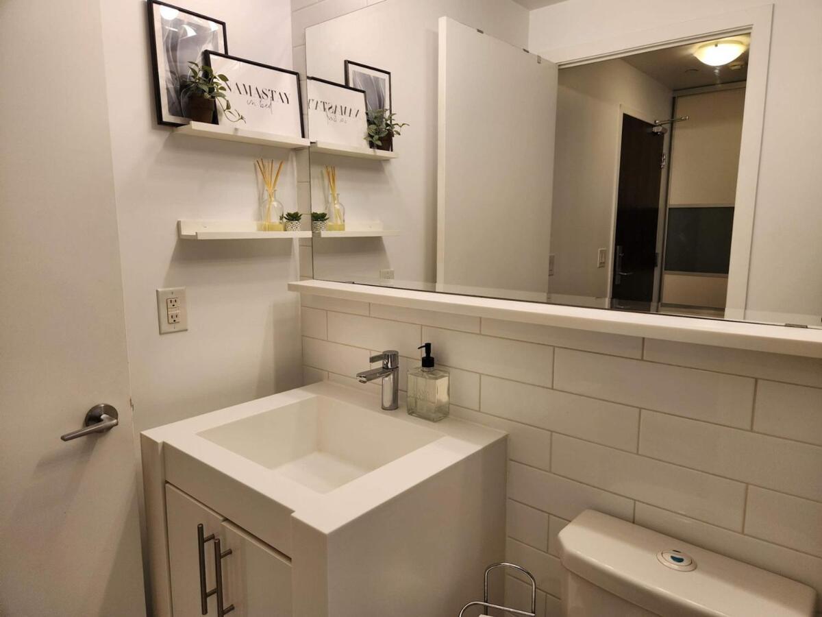 Queen St West Haven - Modern Loft, Downtown Toronto, Free Parking Apartment *