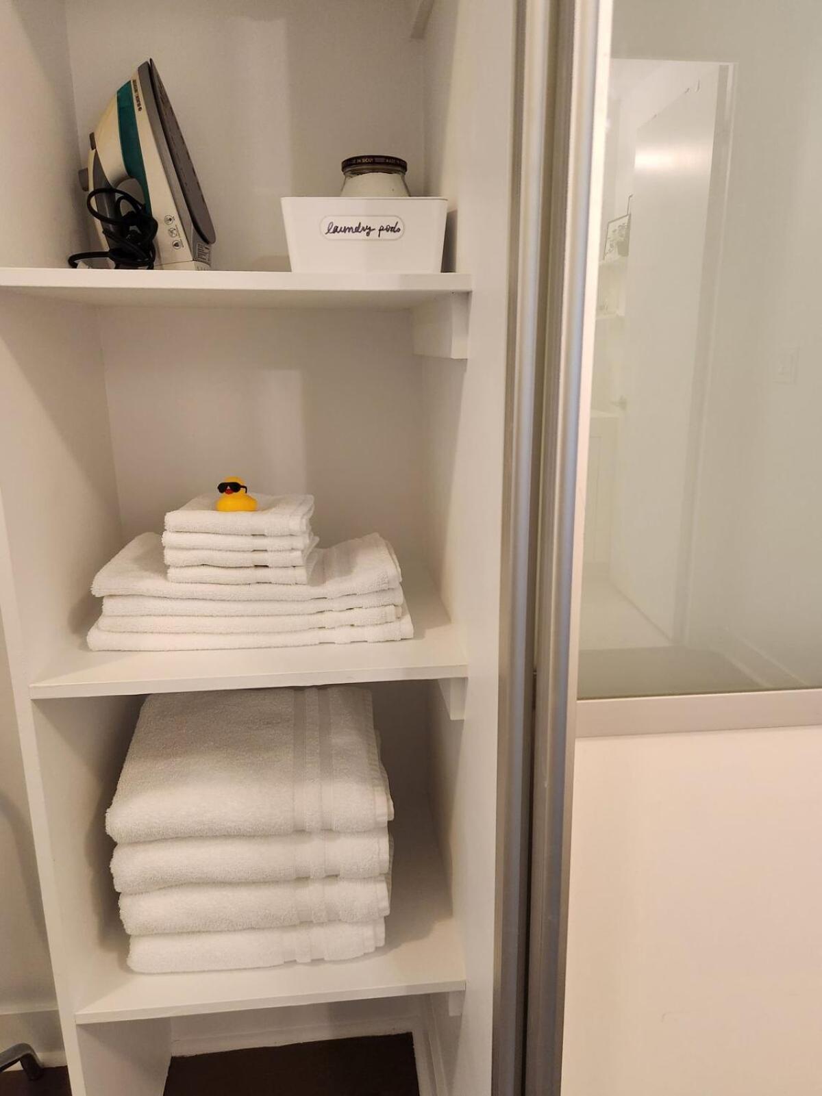 Queen St West Haven - Modern Loft, Downtown Toronto, Free Parking *