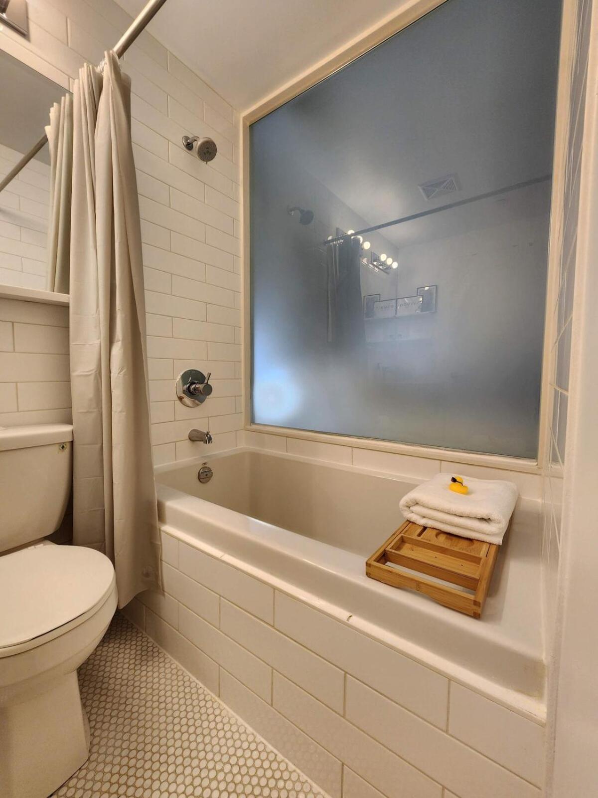Queen St West Haven - Modern Loft, Downtown Toronto, Free Parking Toronto