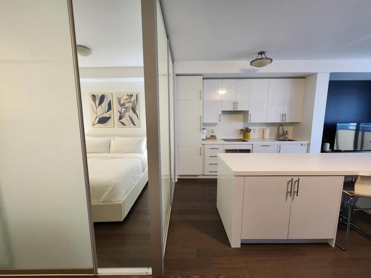 Queen St West Haven - Modern Loft, Downtown Toronto, Free Parking *