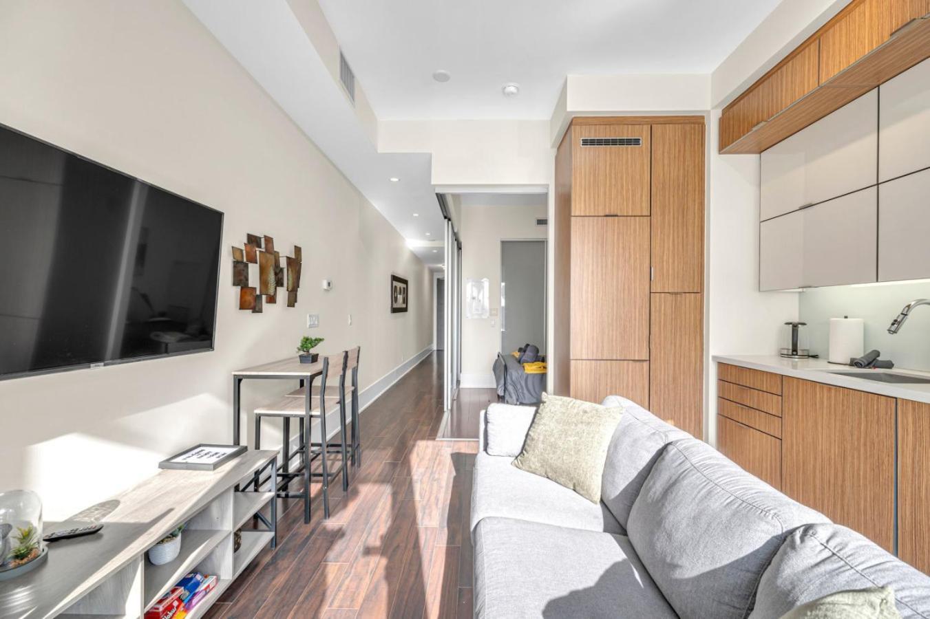 Cn Tower View 2 Bed Near Rogers Centre, Scotiabank, Mtcc Holiday home Toronto