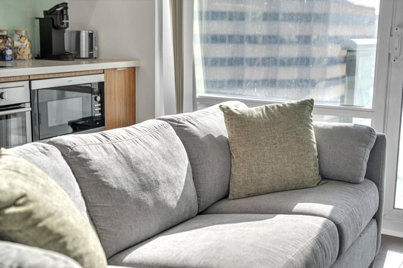 Cn Tower View 2 Bed Near Rogers Centre, Scotiabank, Mtcc Holiday home Toronto