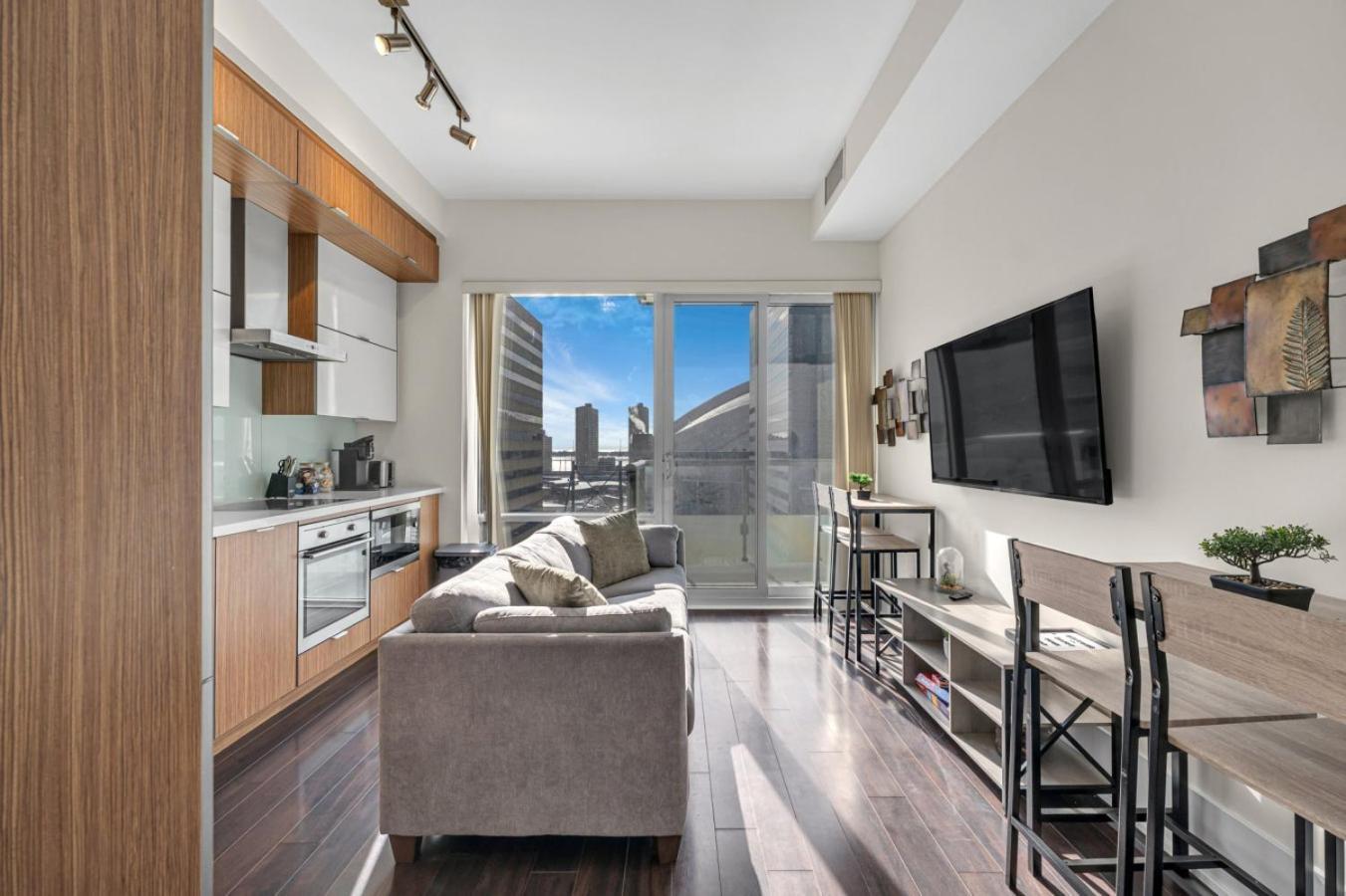 Cn Tower View 2 Bed Near Rogers Centre, Scotiabank, Mtcc Holiday home *