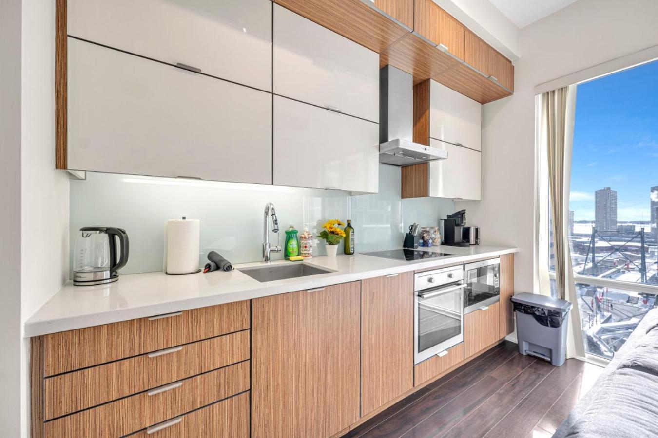 Cn Tower View 2 Bed Near Rogers Centre, Scotiabank, Mtcc Holiday home Toronto
