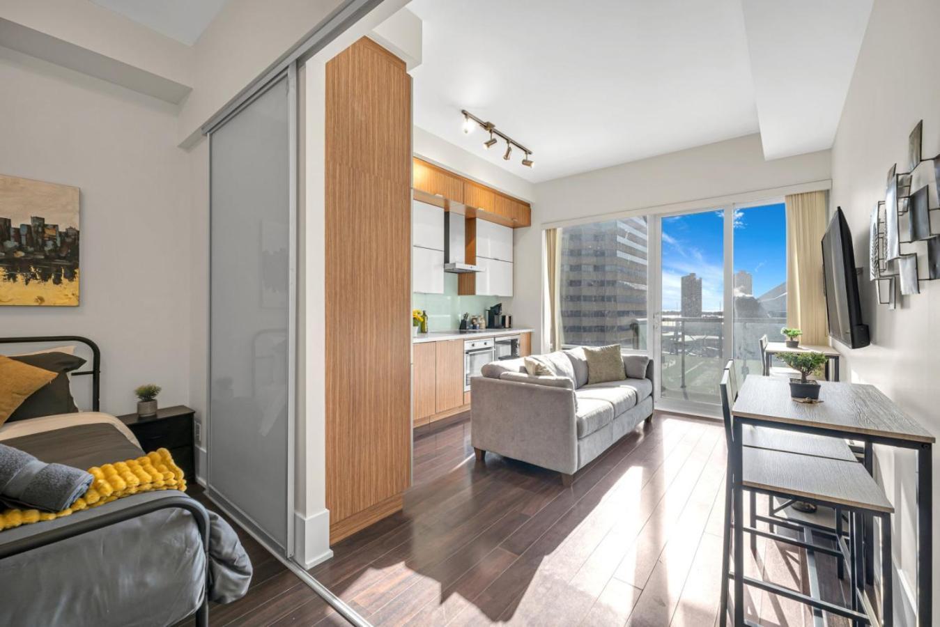 Cn Tower View 2 Bed Near Rogers Centre, Scotiabank, Mtcc * Toronto