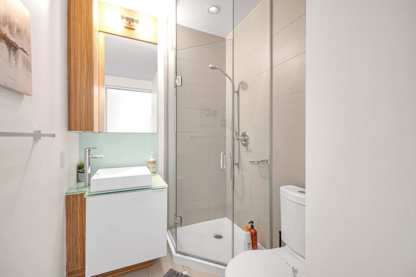 Cn Tower View 2 Bed Near Rogers Centre, Scotiabank, Mtcc * Toronto