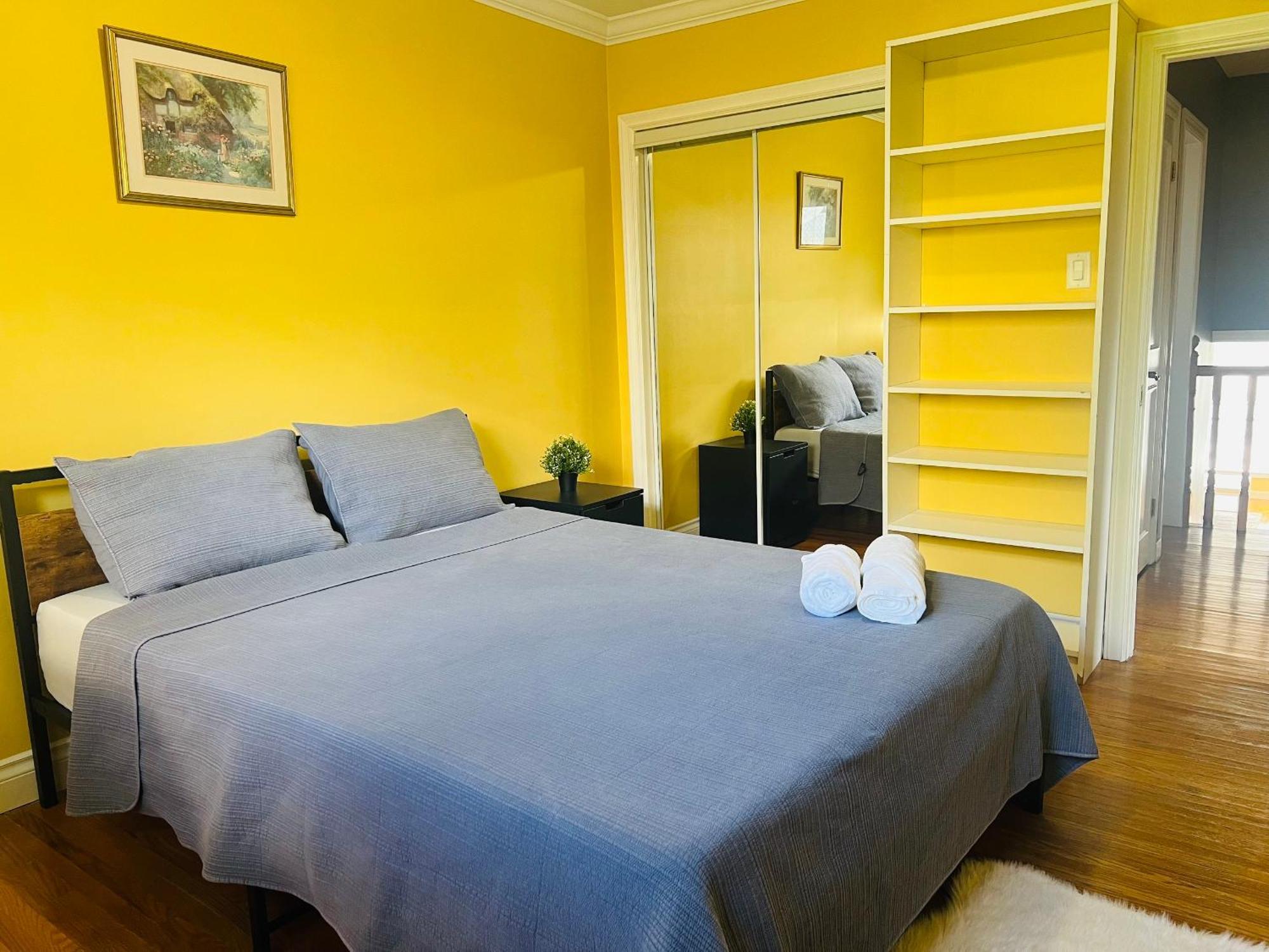 Cozy Stay, Self Check-In With Parking Available Upon Request *