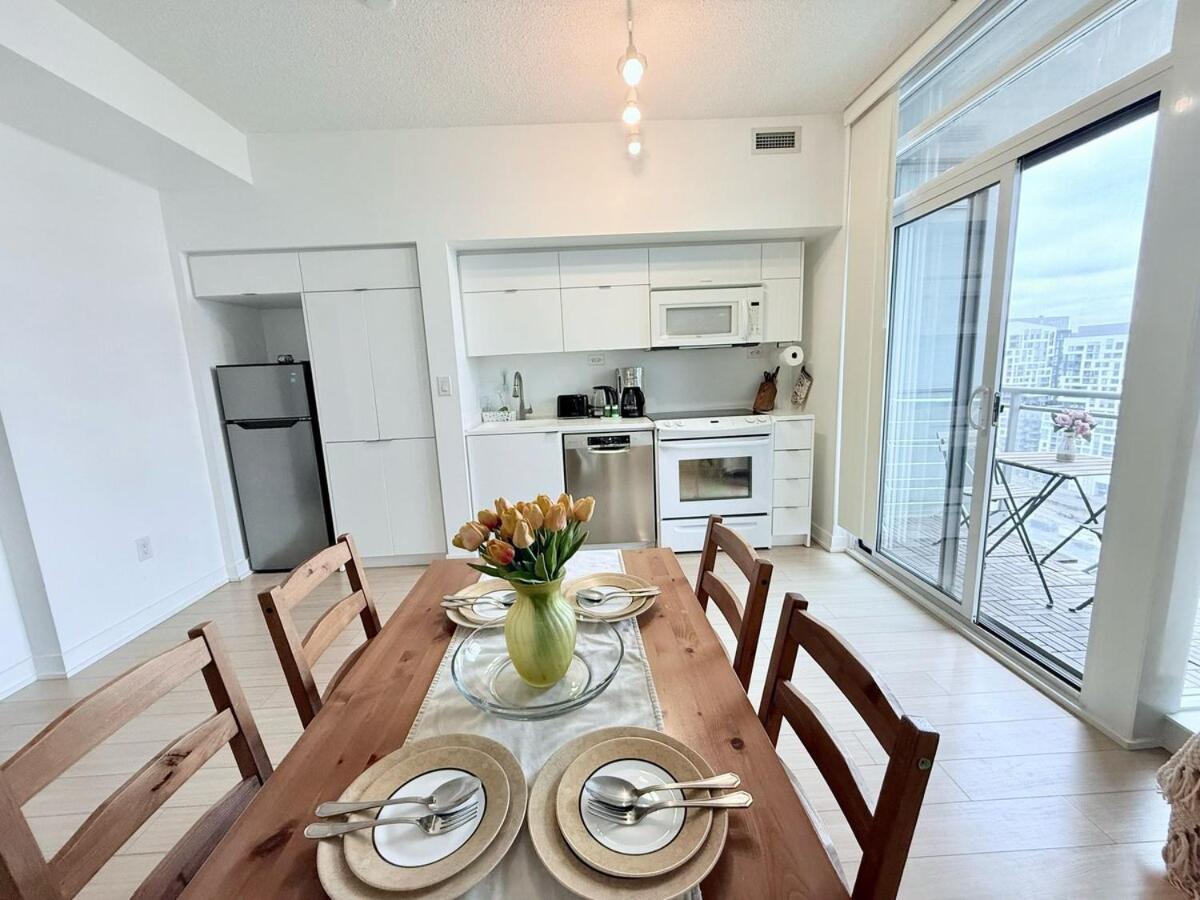 Downtown 1br Near Cn Tower -free Parking *