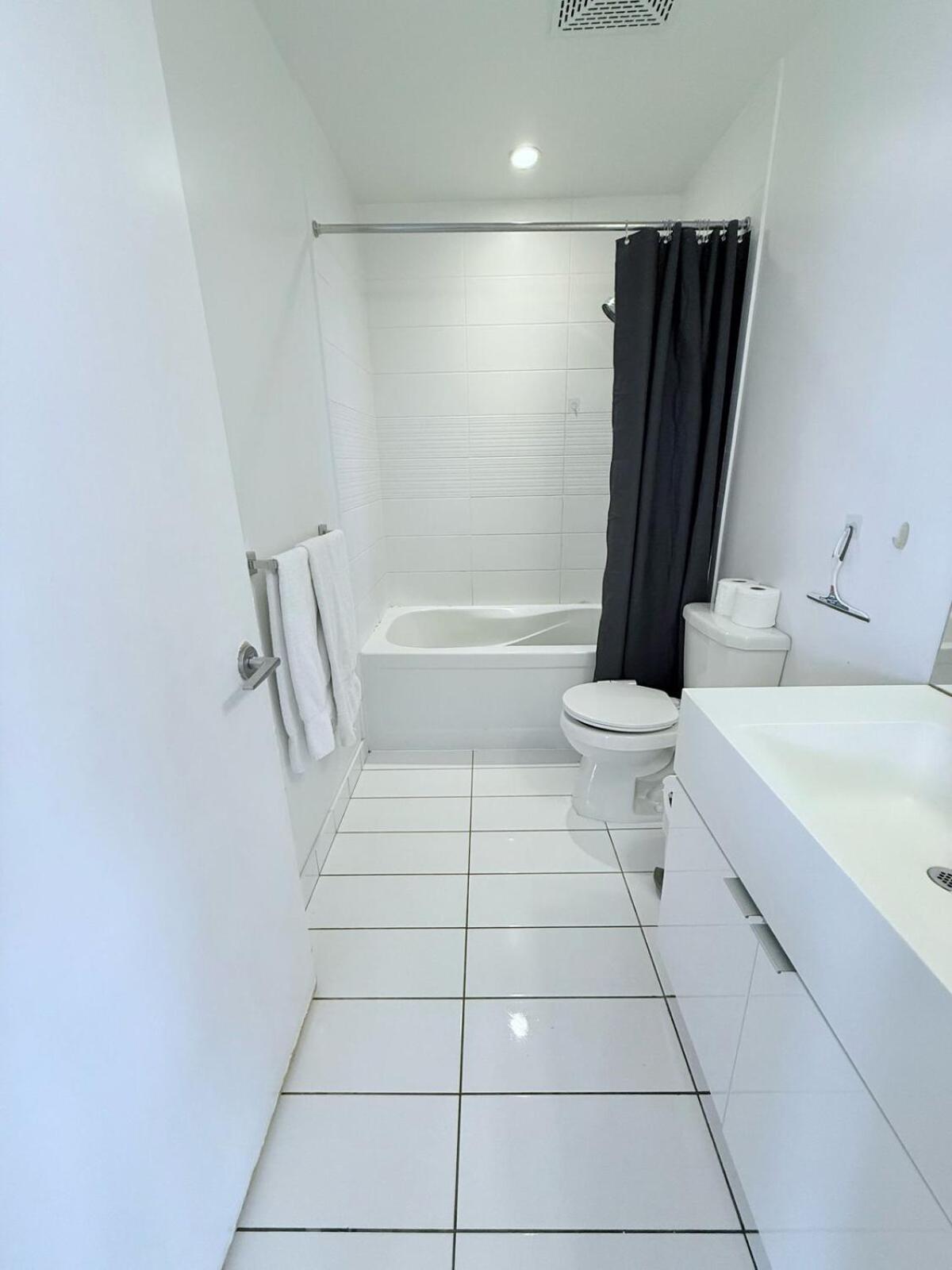 Apartment Downtown 1br Near Cn Tower -free Parking Toronto