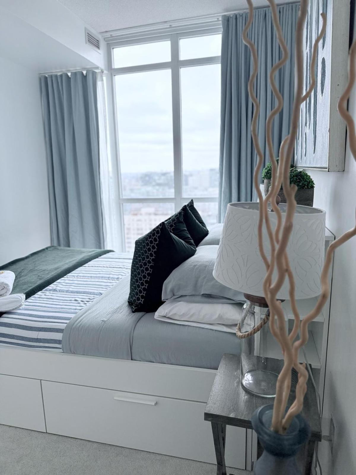 Downtown 1br Near Cn Tower -free Parking * Toronto