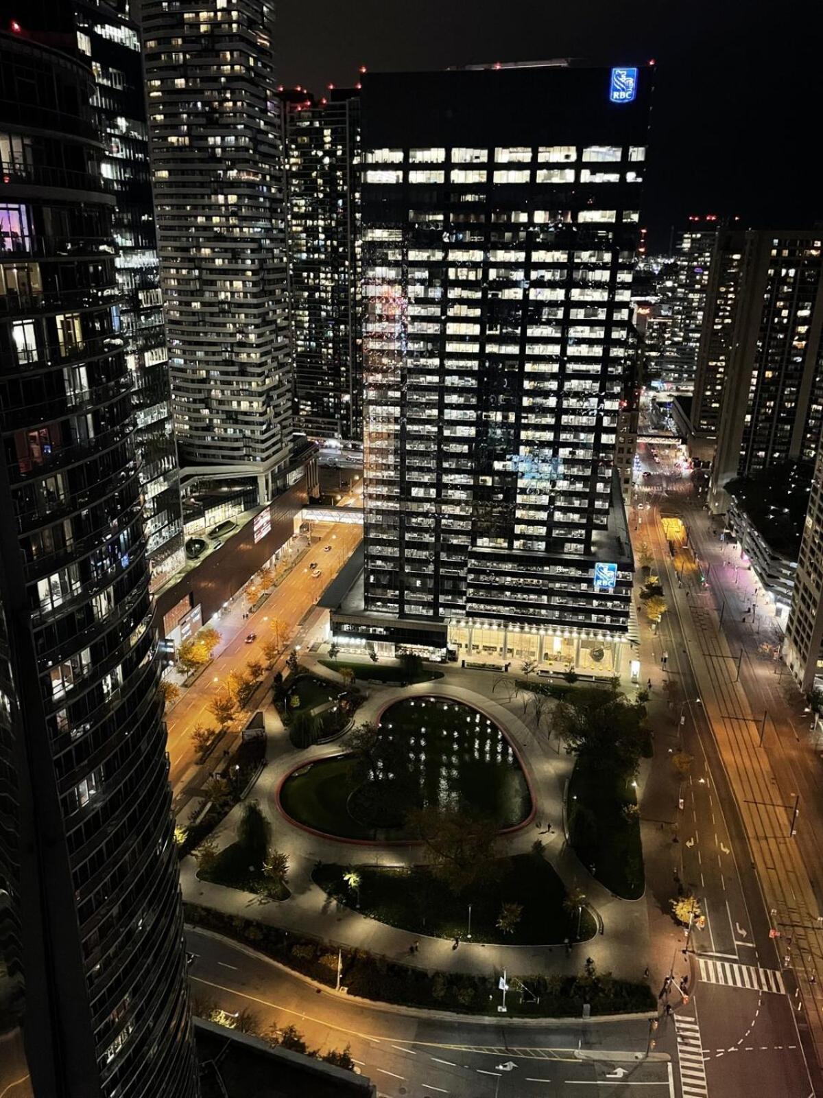 Waterfront 5 Minutes From Rogers Centre *