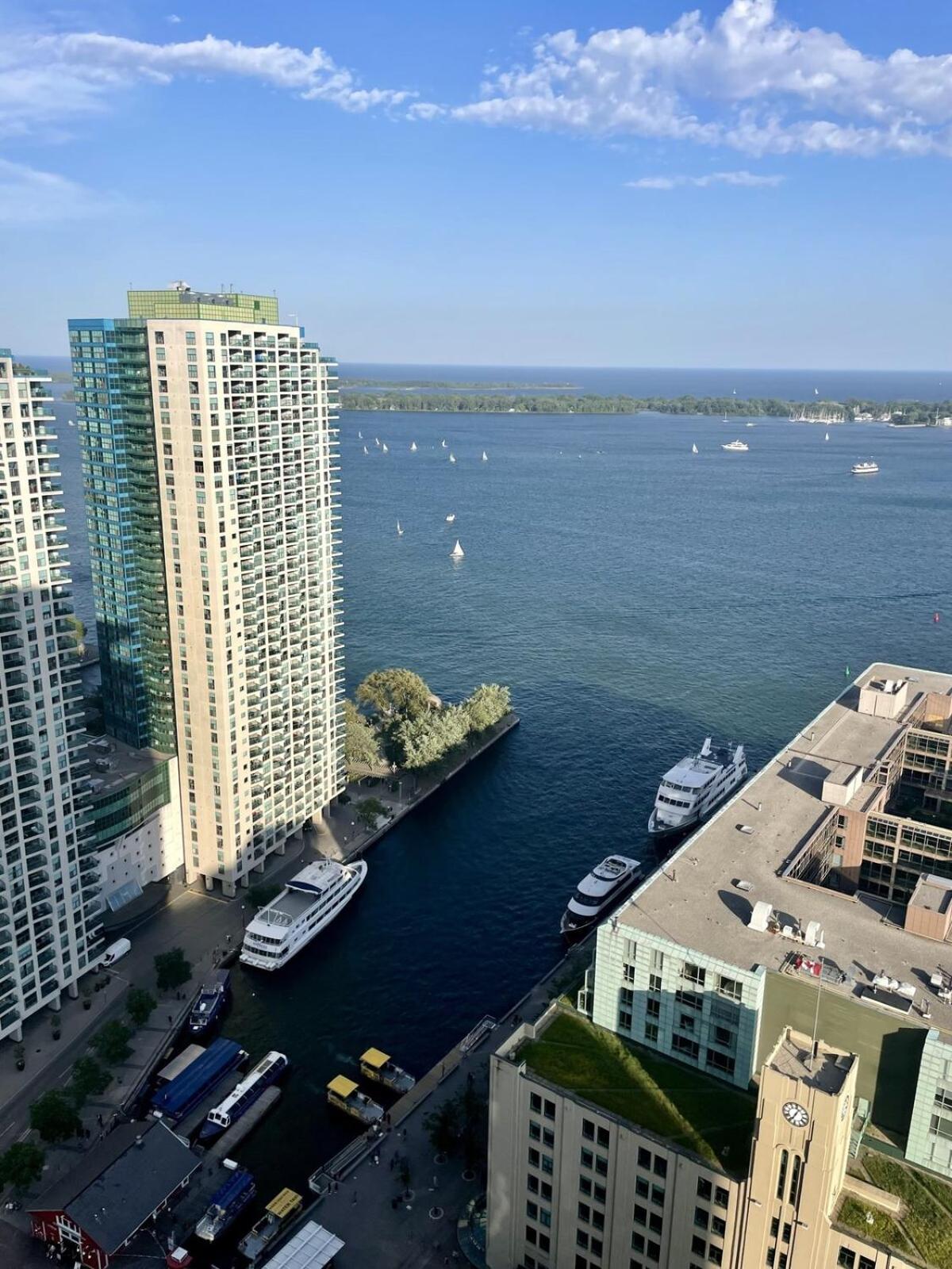 Waterfront 5 Minutes From Rogers Centre
