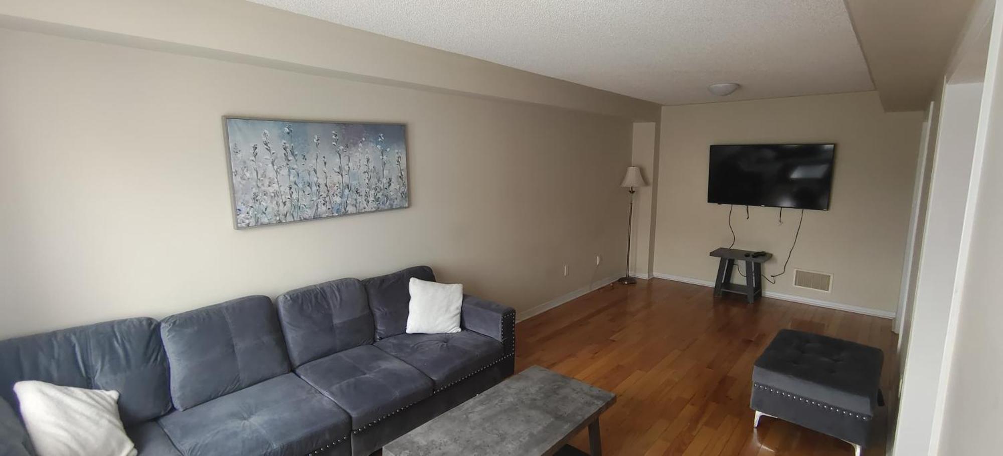 Cozy N Beautiful Near Transit, Restaurants- High Speed Internet, Free Parking Toronto