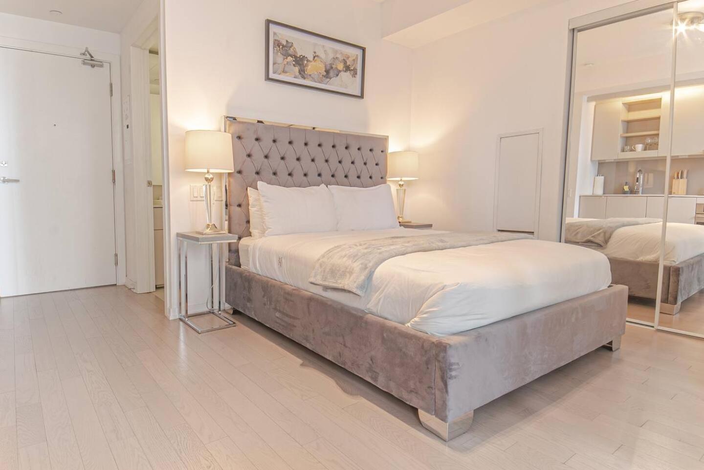 Apartment Luxe - Location Score 10 - Steps To Rogers Centre, Cn Tower, Eaton Centre, Convention, Scotia Bank Arena Toronto