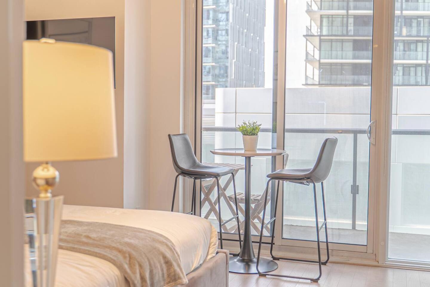 Apartment Luxe - Location Score 10 - Steps To Rogers Centre, Cn Tower, Eaton Centre, Convention, Scotia Bank Arena *