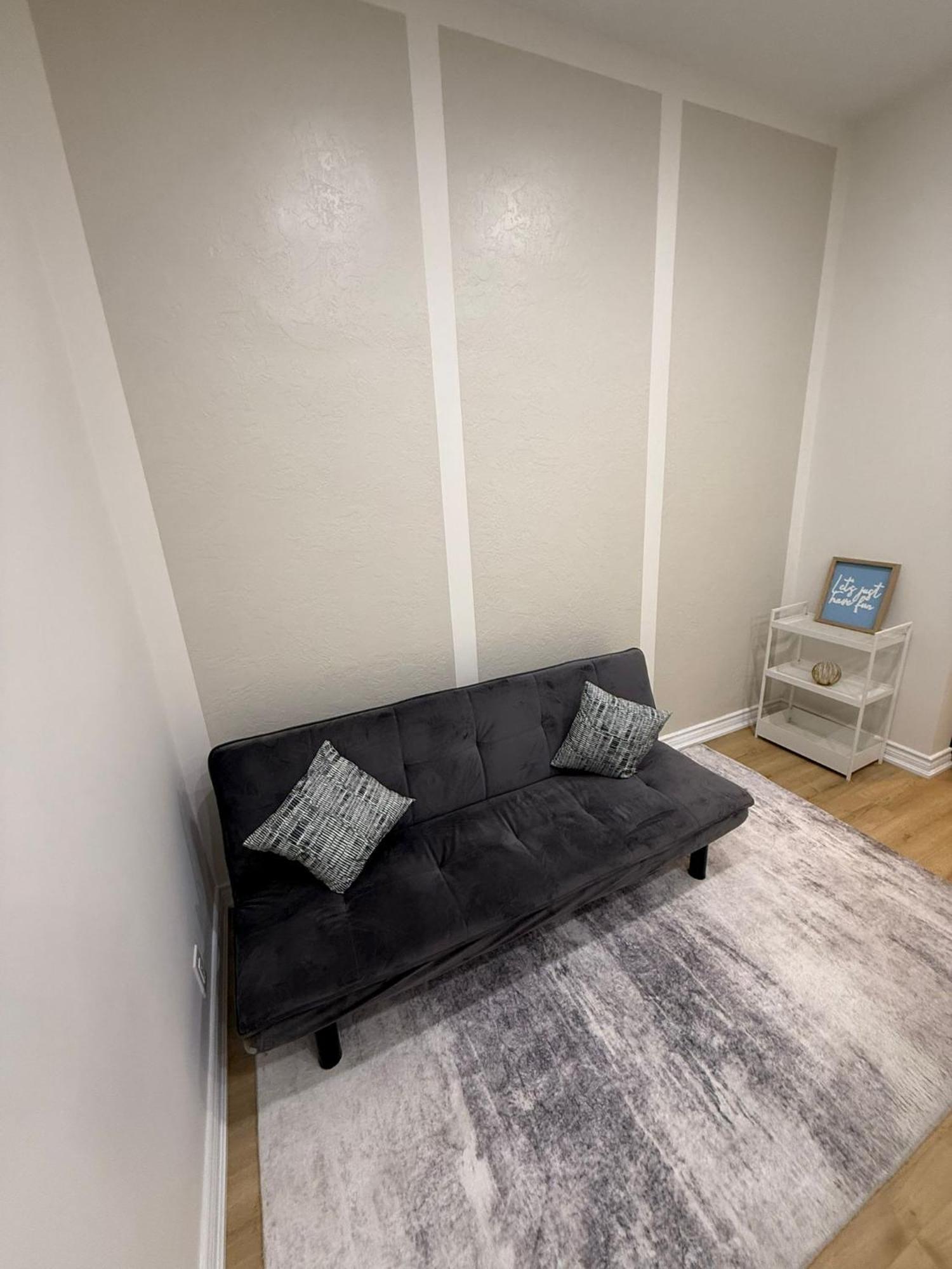 Homestay Beautiful Canadian Place-near Scotia Bank Arena, Cn Tower, Union N Bars
