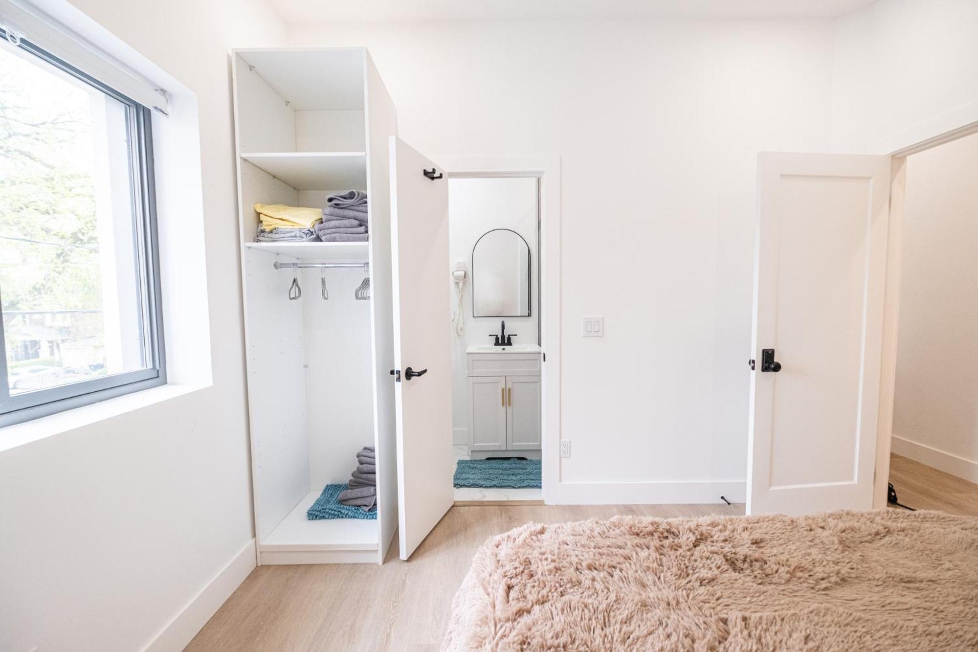 Adorable Modern Master Bedroom Near Colleges And K-town *