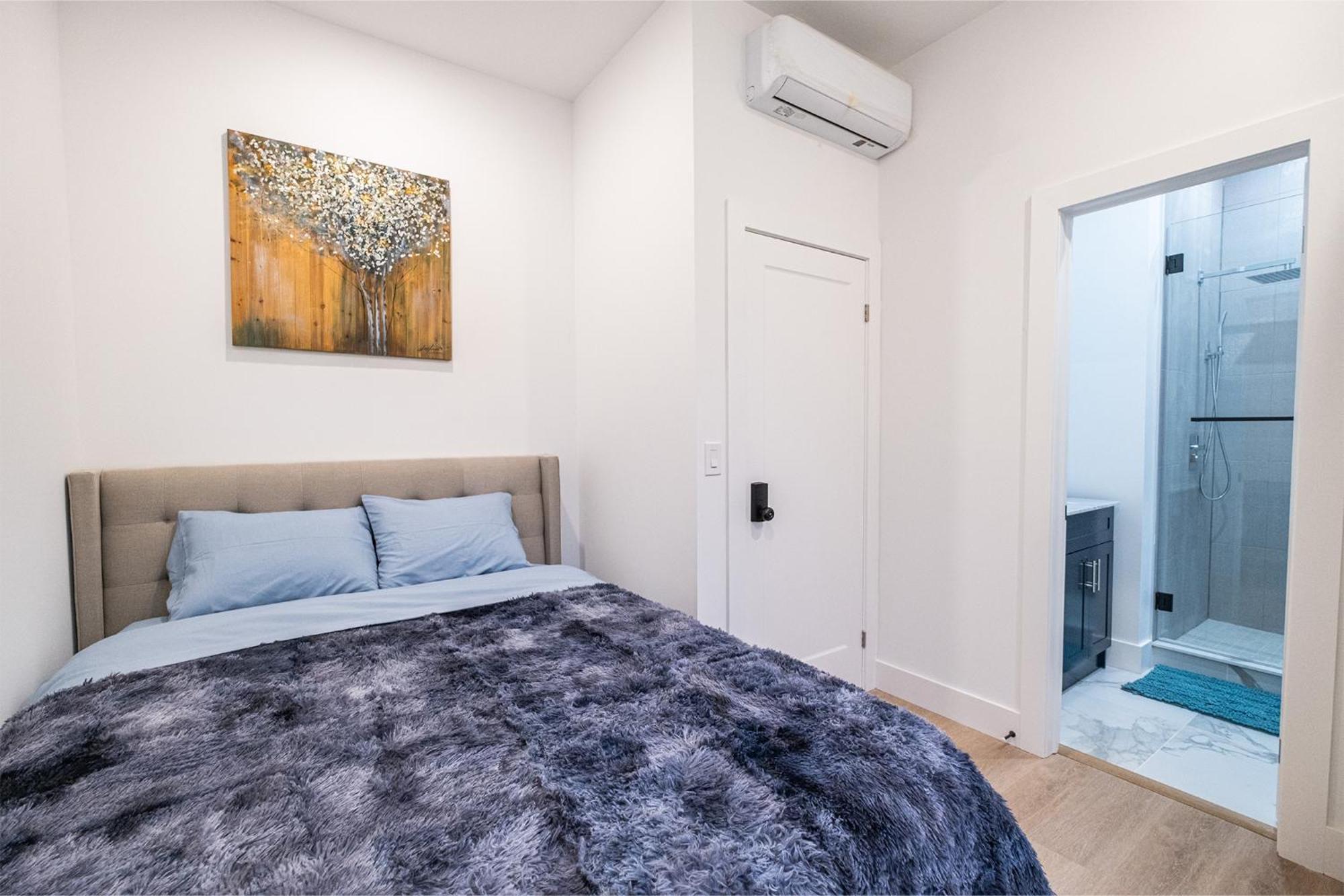 Adorable Modern Master Bedroom Near Colleges And K-town Homestay Toronto