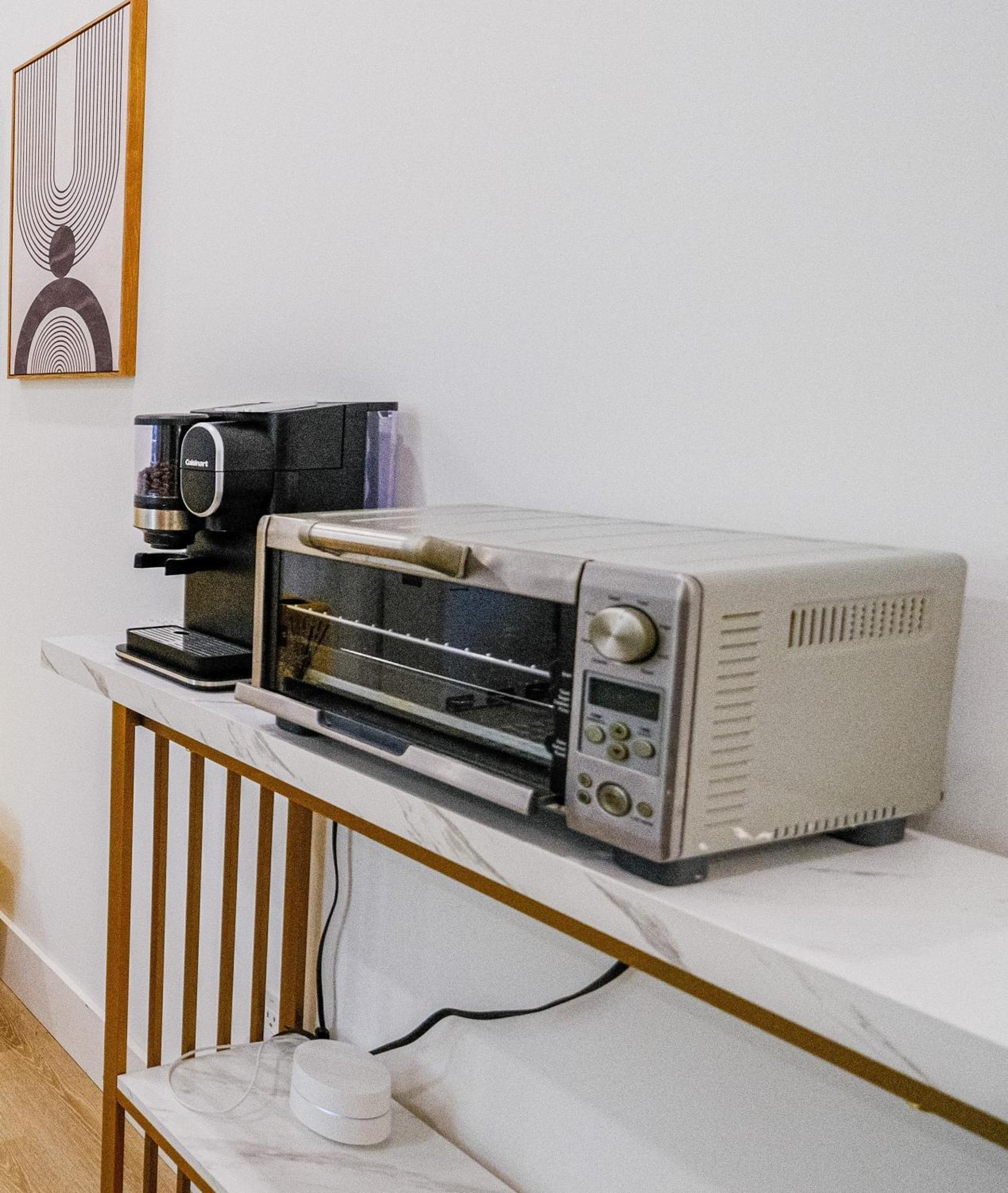 Adorable Modern Master Bedroom Near Colleges And K-town