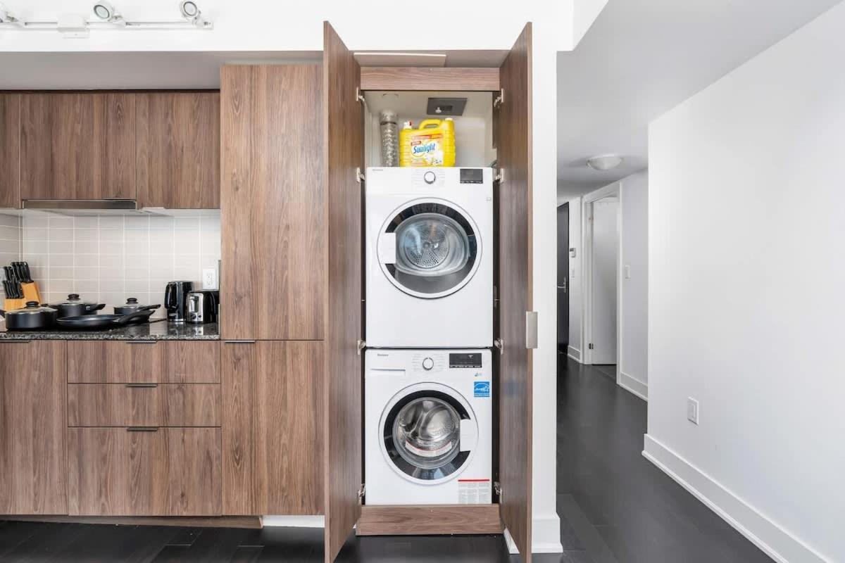 1 Bedroom With Balcony On Bay St Apartment