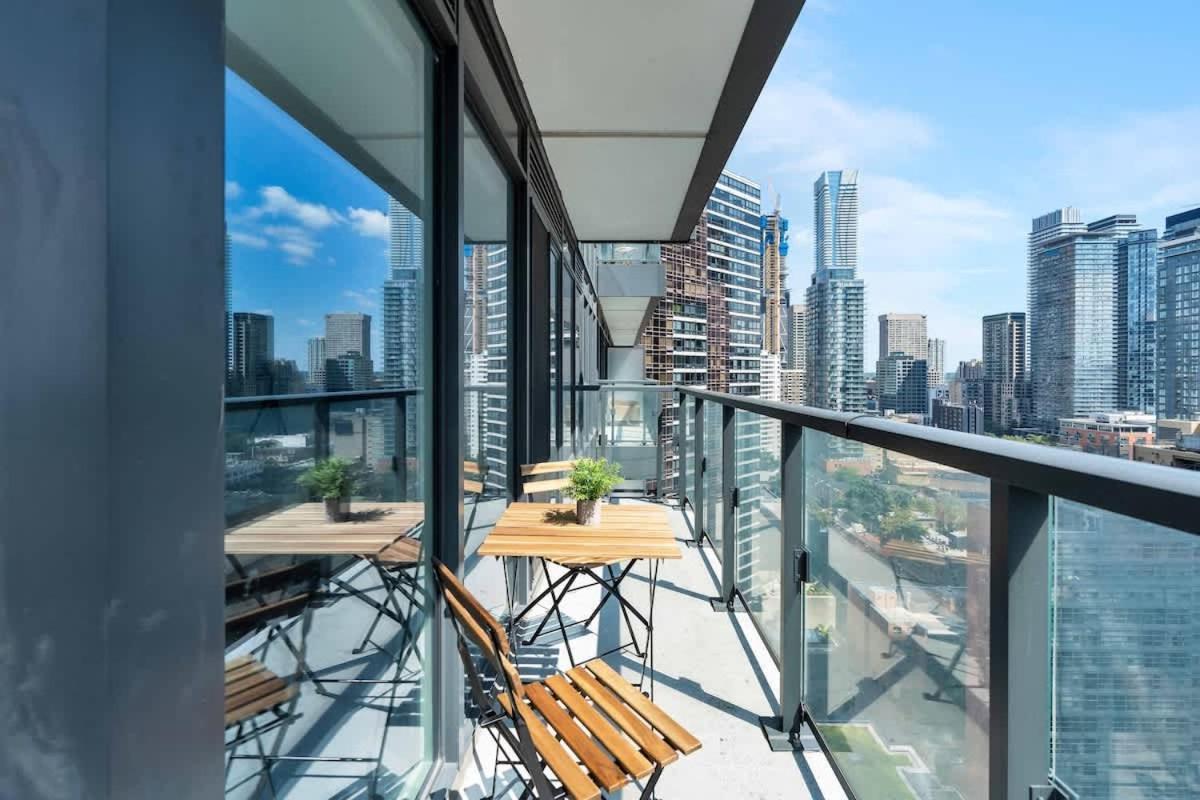 1 Bedroom With Balcony On Bay St *