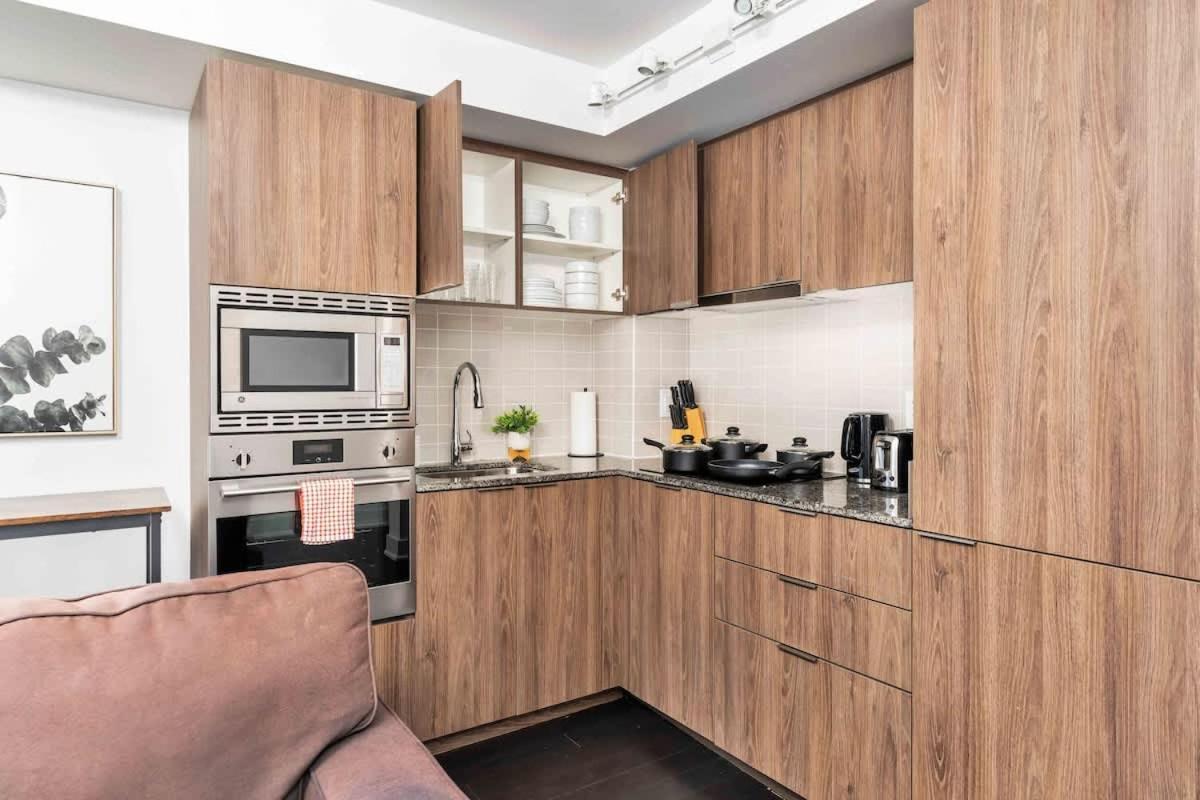 1 Bedroom With Balcony On Bay St Apartment