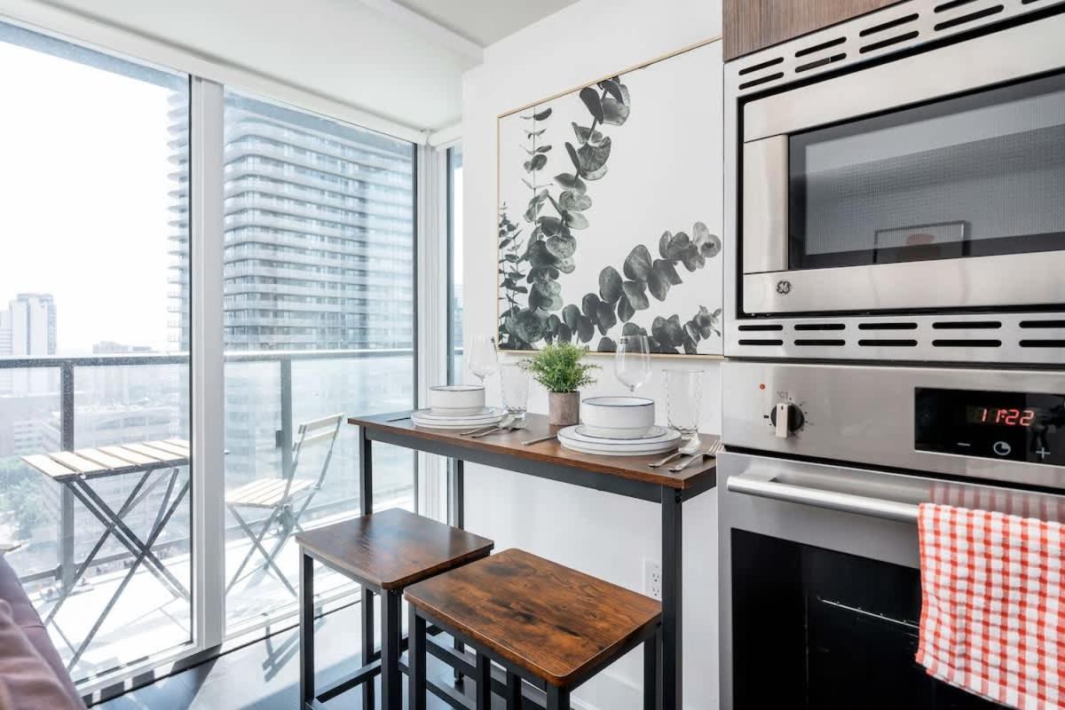 Apartment 1 Bedroom With Balcony On Bay St
