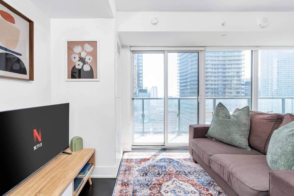 1 Bedroom With Balcony On Bay St Apartment Toronto
