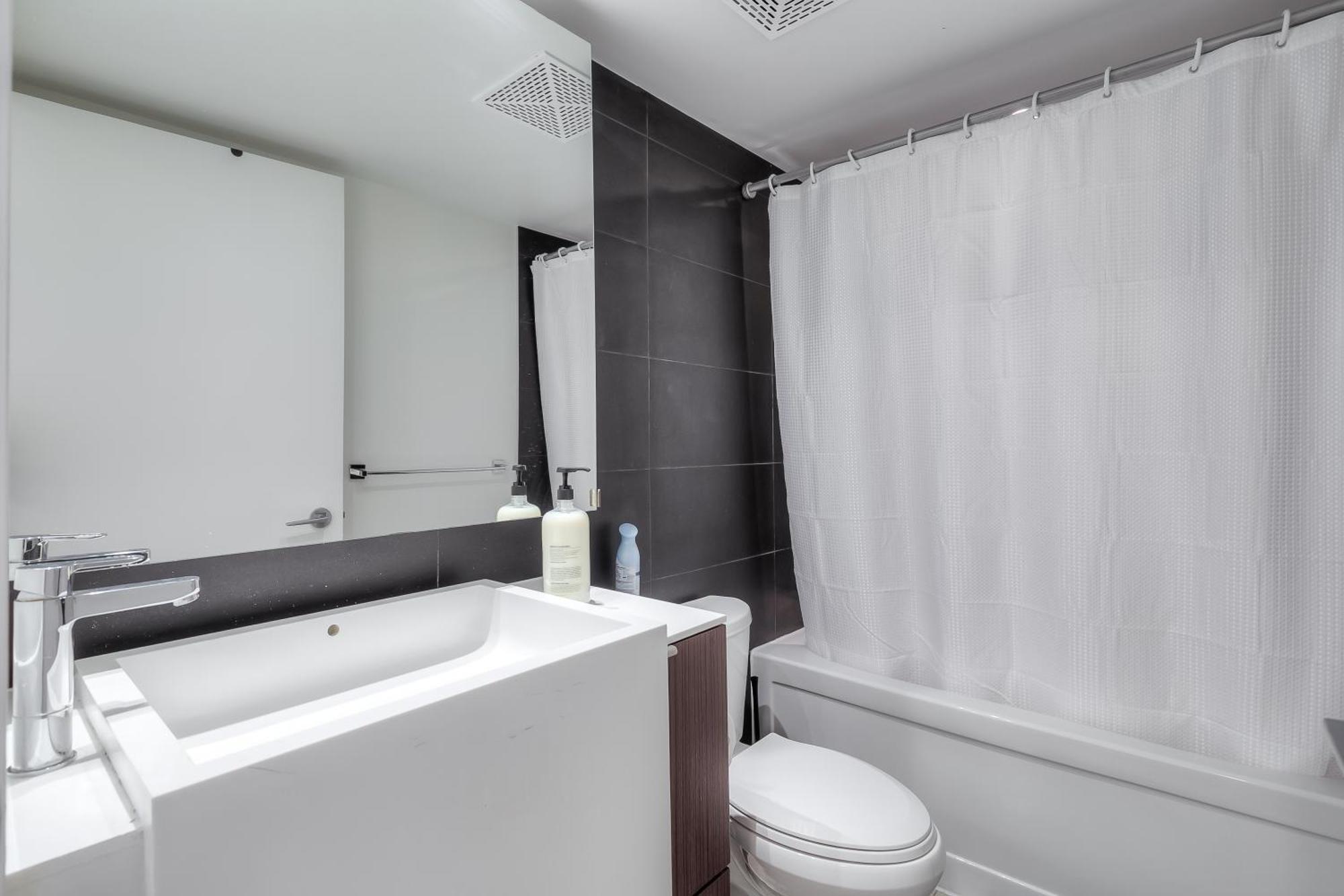 Bright & Stylish 2br In Downtown With View Apartment *