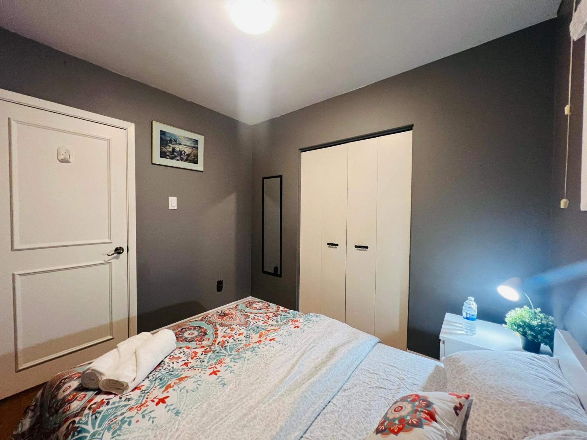 Cozy Stay, Self Check-In With Parking Available Upon Request Guest house Toronto