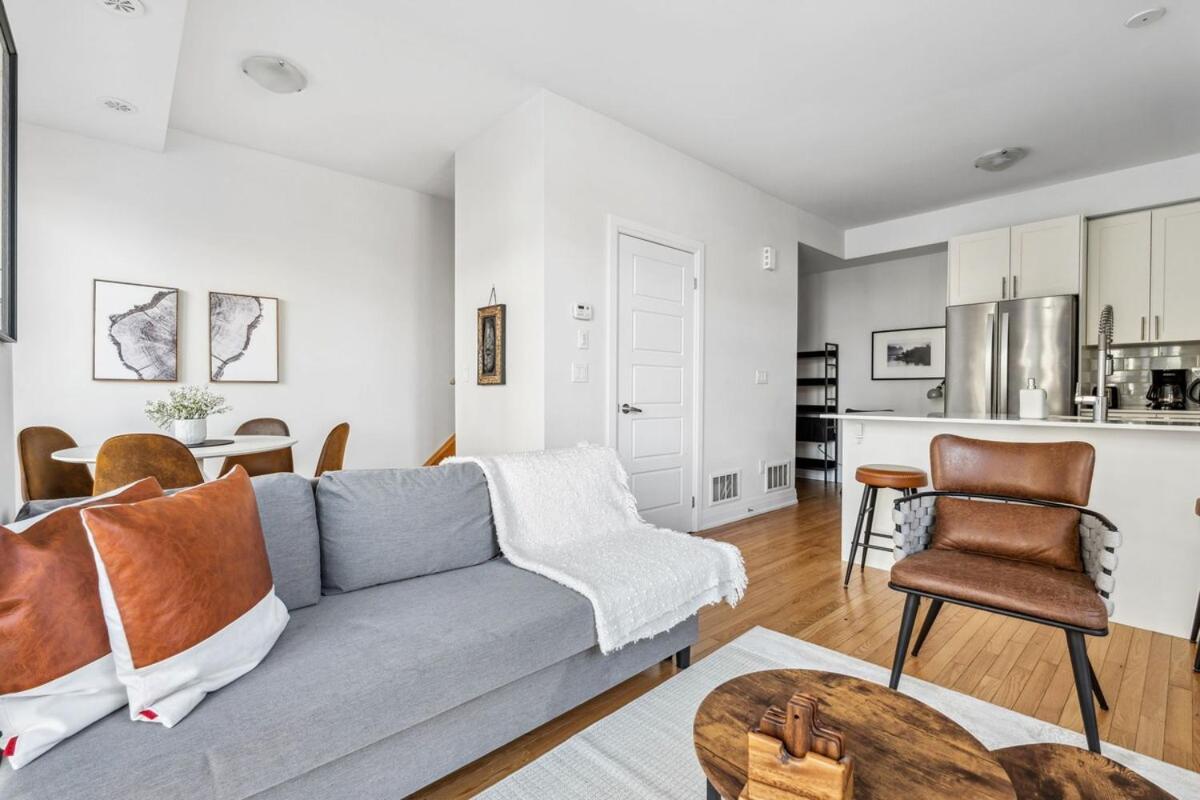 Apartment Stunning 2br Retreat, Patio & Parking Toronto